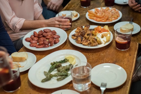 ¡Nos encantan las patatas bravas del Bar Delicias, una de nuestras opciones favoritas para comer cerca del Park Güell!