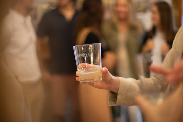 Nos encanta beber txakoli en San Sebastián, y después de probarlo, ¡seguro que a ti también!