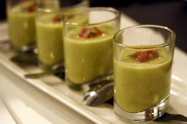 ¡El gazpacho verde es una deliciosa adición a nuestra guía vegetariana de Barcelona!