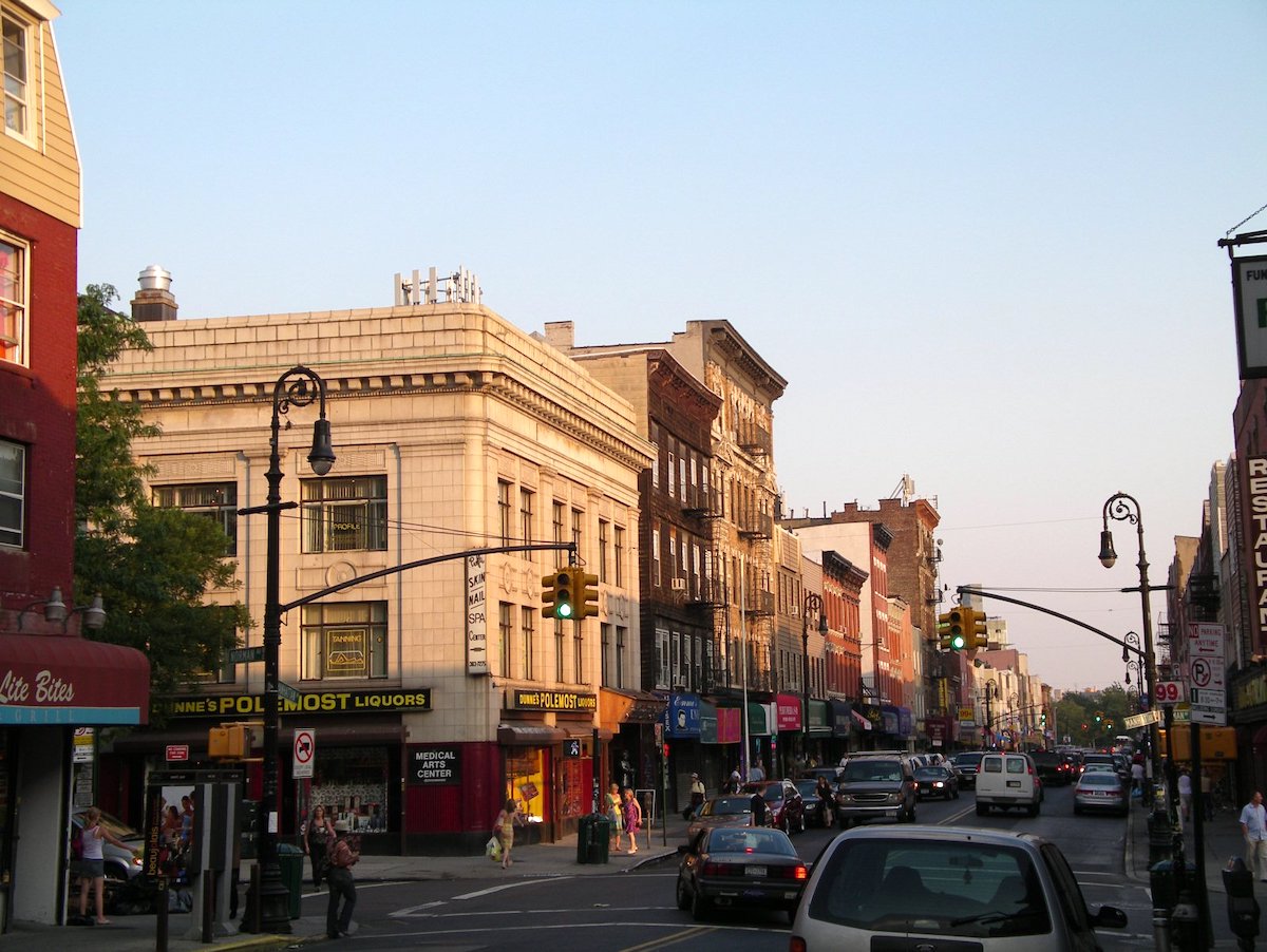 Calle de la ciudad de Brooklyn al atardecer