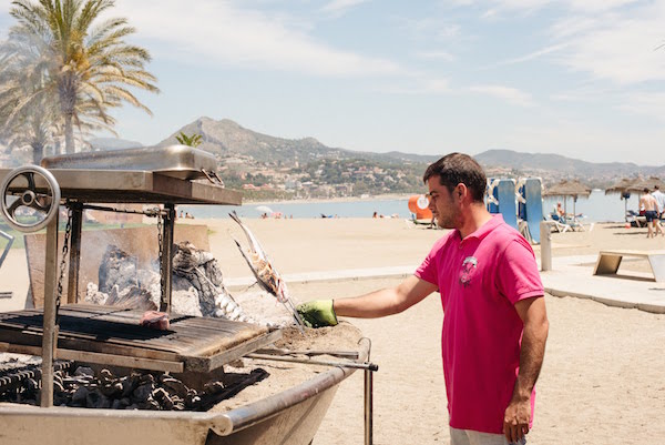 Los espetos son las tapas más populares en Málaga, pero muchos van a la parrilla estos sabrosos pescaditos.