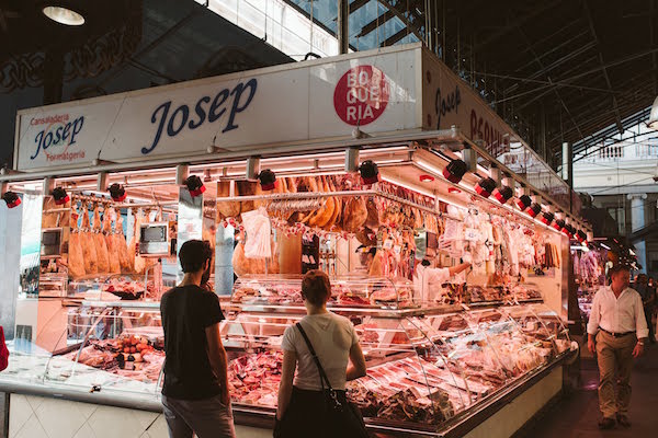 El mercado de la Boqueria es probablemente la tienda de comestibles más famosa de Barcelona.