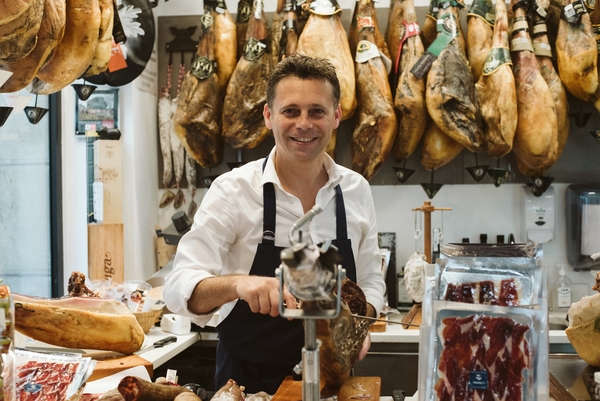 Zapore Jai es una de las mejores tiendas de alimentación gourmet de San Sebastián. ¡Ven y elige algunos de los mejores jamones de la ciudad, cortados a mano por un experto!