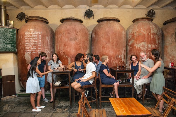 Grupo en el bar de tapas español Casa Morales
