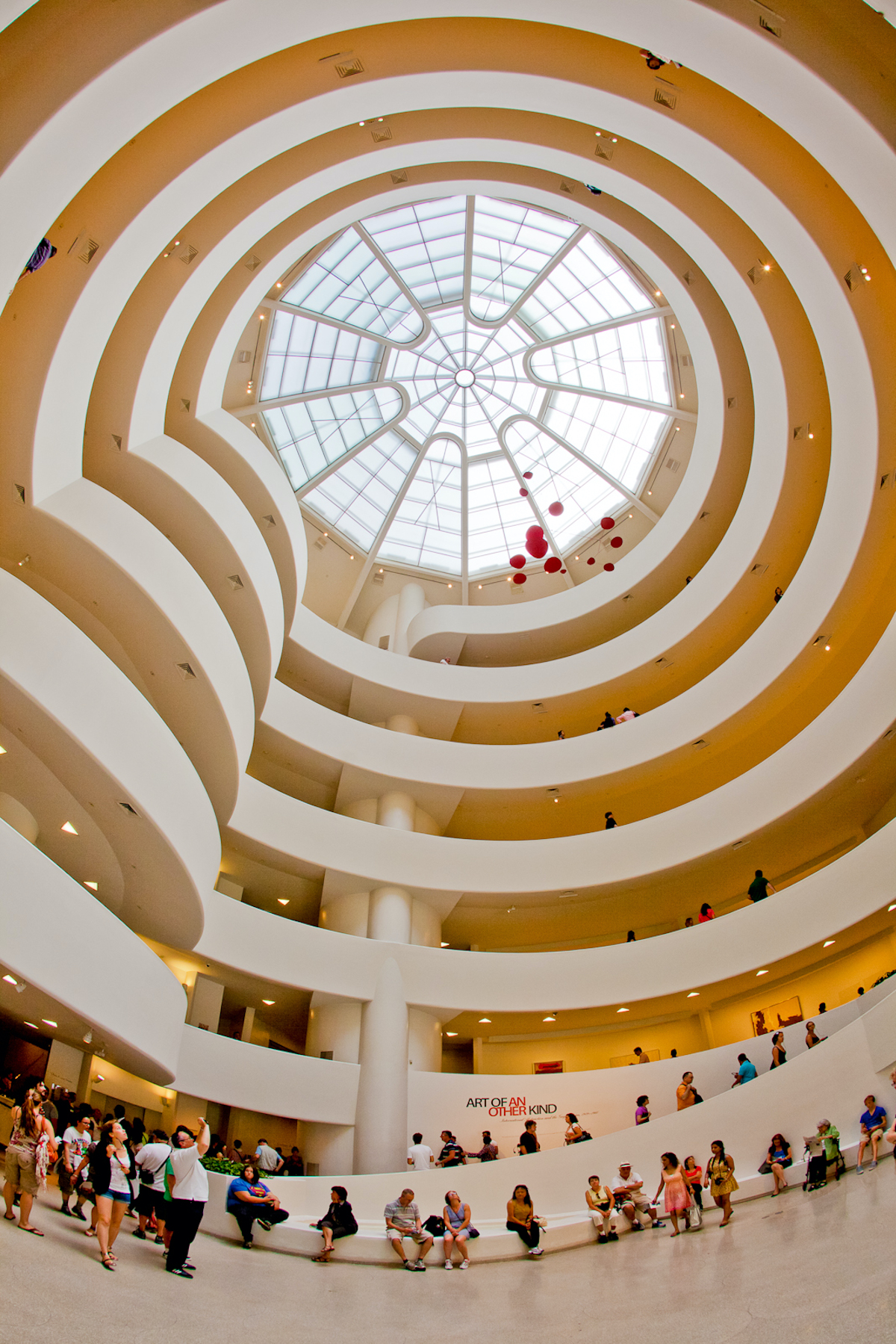 Una gran cúpula de vidrio en el Museo Guggenheim de Nueva York con pasarelas en espiral debajo para guiar a las personas más allá del arte en exhibición