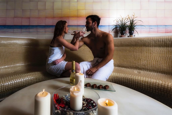 Cuando se trata de spas y hammams en Sevilla para parejas, pocos lugares superan a Agua y Salud.
