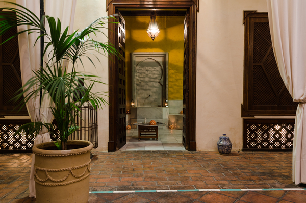 Si lo que busca es un hammam en Sevilla, no puede equivocarse con los antiguos baños AIRE, una instalación que lo transportará en el tiempo a los días de gloria árabe de España.