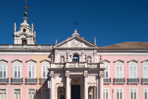 Junto a la Tapada das Necessidades se encuentra este palacio rosa llamado Palácio das Necessidades, que actualmente alberga el Ministerio de Relaciones Exteriores.