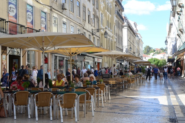 Los clientes se sientan afuera de los cafés en Rua Augusta en el barrio de Baixa, donde se han encontrado algunas de las ruinas romanas más interesantes de Lisboa.