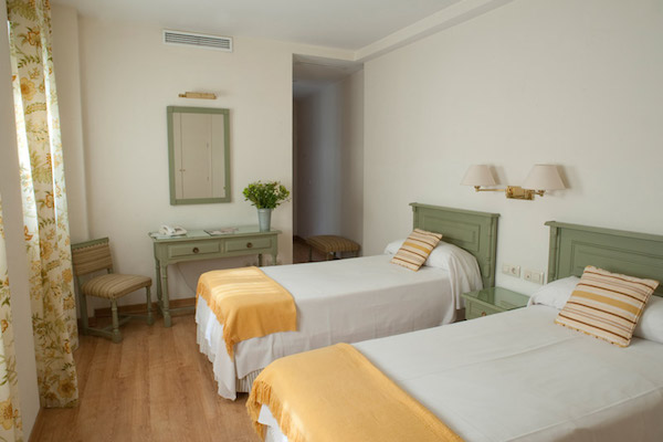 Si está buscando un buen hotel económico en Sevilla, este lugar simple pero dulce, el Hotel Alcantara, ¡es una excelente opción! Consulte nuestra Guía de viajes definitiva a Sevilla para conocer también otras excelentes opciones.