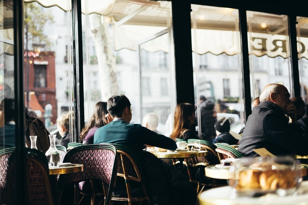 Si te preguntas cómo pedir café en francés para llevar, es "importador," pero considera disfrutar de tu bebida en la cafetería.