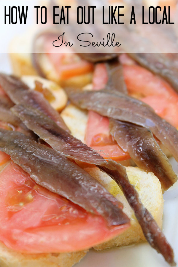 La cultura gastronómica de Sevilla es una de las cosas que amamos de la ciudad. ¡En tu viaje a Sevilla, sumérgete en la cultura local de las tapas y sigue estos 10 consejos para comer como un local! #destinos #turismo #tapas #foodie #spain #andalucia