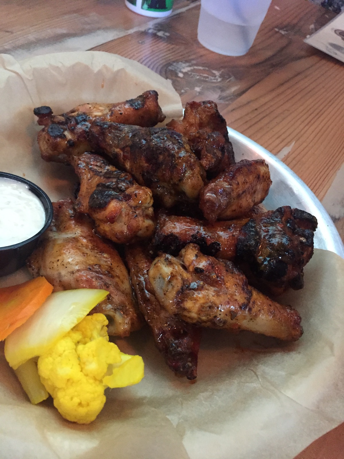 Alitas de pollo en una fuente de cartón