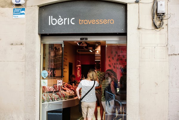 Frente a la Charcutería Travessera Ibèric