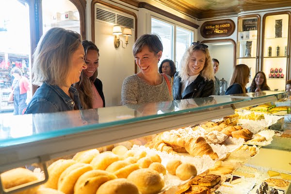Dentro de la panadería nacional Confeitaria en Lisboa