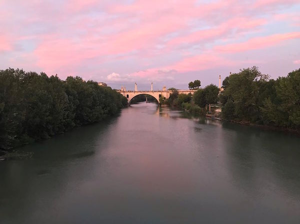 El puente Ponte Milvio es uno de los lugares más instagrameables de Roma, especialmente al atardecer.