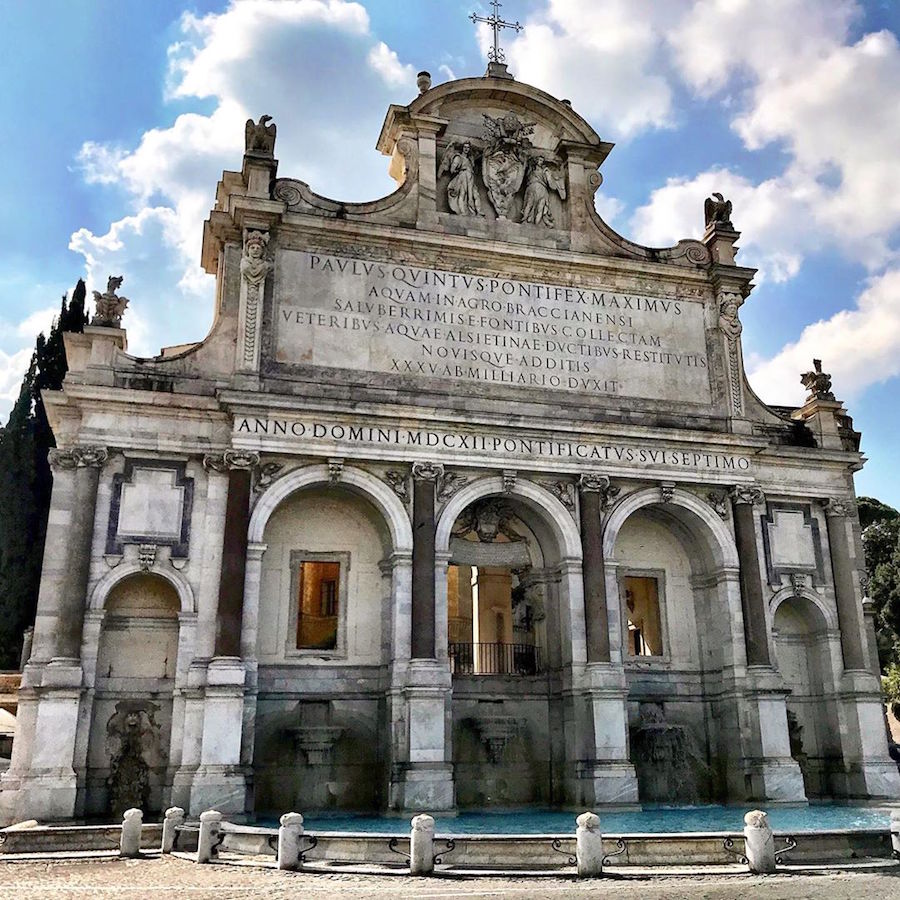 La Fontana dell'Acqua Paola es uno de los lugares más instagrameables de Roma: la fuente en sí y la terraza cercana.
