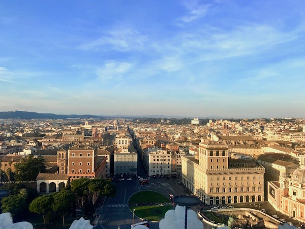 Dirígete a la cima del Altare della Patria y descubre por qué es uno de los lugares más instagrameables de Roma.