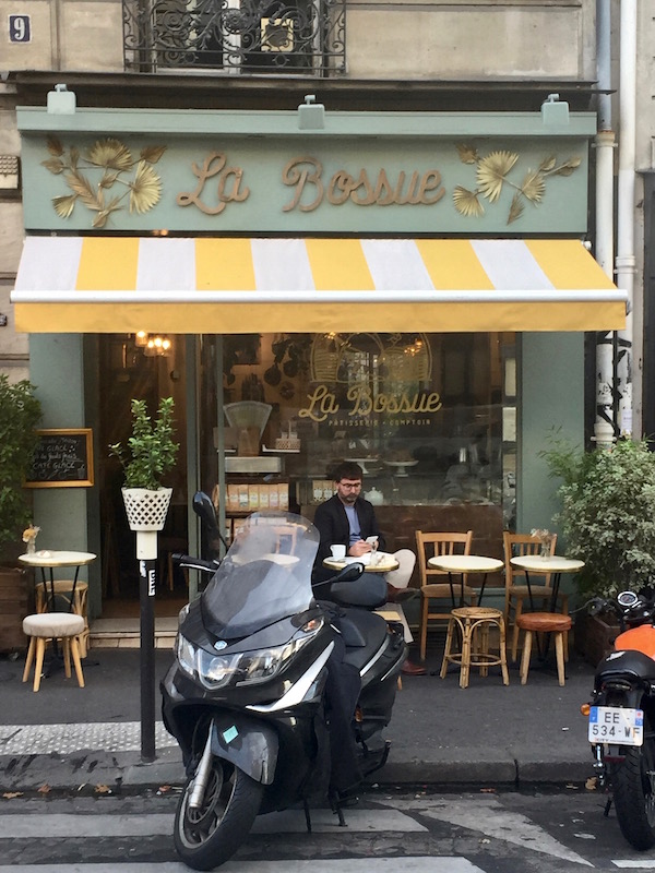 Fuera del café La Bossue en París