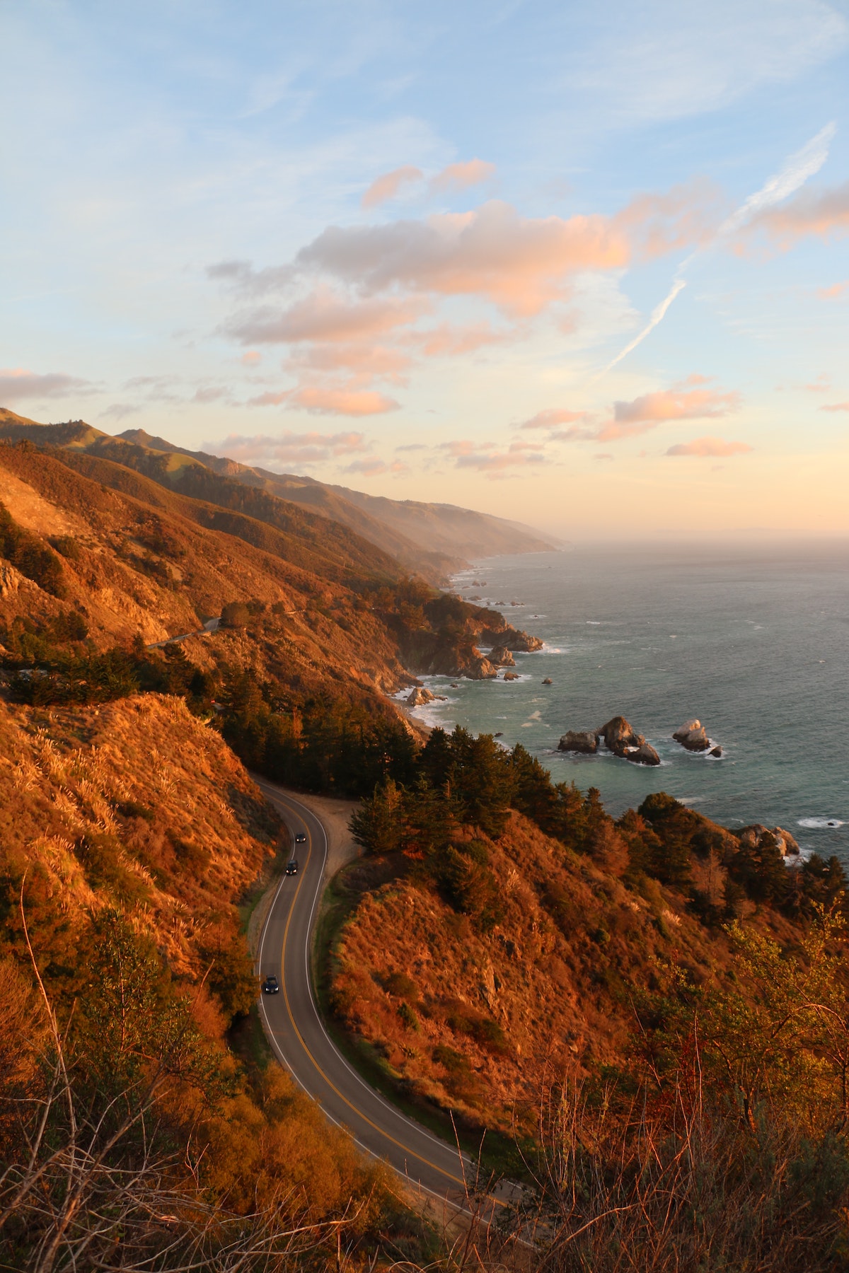 Big Sur es un tramo accidentado de la costa de California en el camino de Los Ángeles a San Francisco.