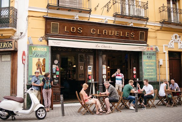 Sevilla es muy segura, solo pregúntale a los cientos de lugareños que disfrutan de la vida en las soleadas terrazas en cualquier momento.