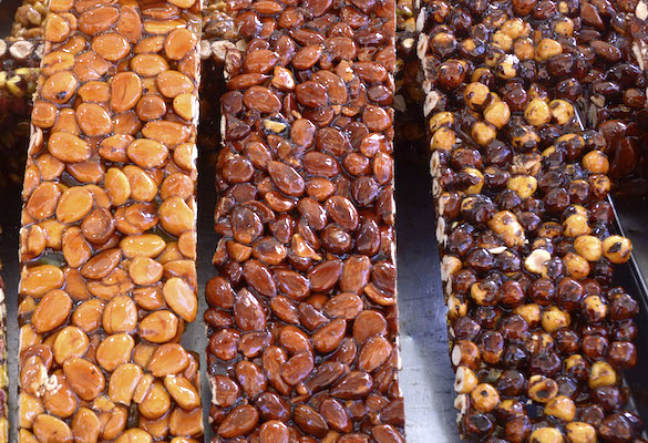 Barritas de turrones, uno de los dulces navideños más típicos de Italia.