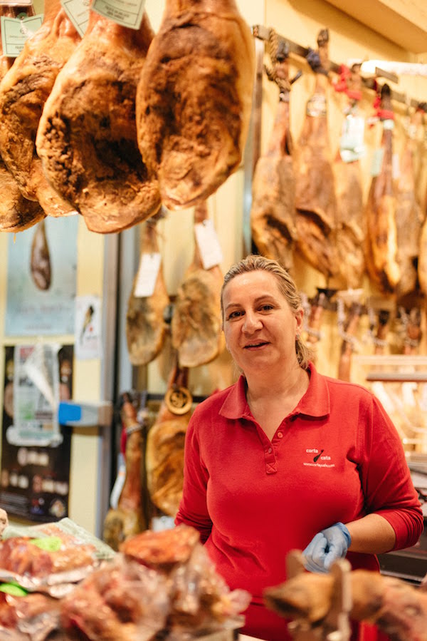 Gema es una de las mejores expertas en jamón ibérico de Sevilla. Nos ayudó a explicarnos este increíble manjar explicando exactamente qué es lo que hace que sepa tan bien.