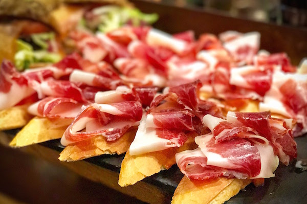 Con sus deliciosos pintxos modernos, A Fuego Negro es uno de nuestros bares favoritos en San Sebastián.