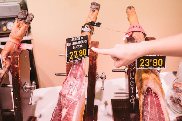 Cuando se trata de jamón serrano, el jamón ibérico de bellota es lo mejor que puedes encontrar.