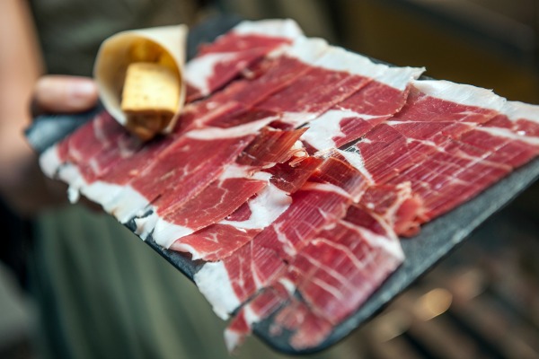Alma de Julián Becerro es uno de nuestros lugares favoritos para comprar jamón ibérico en Madrid.