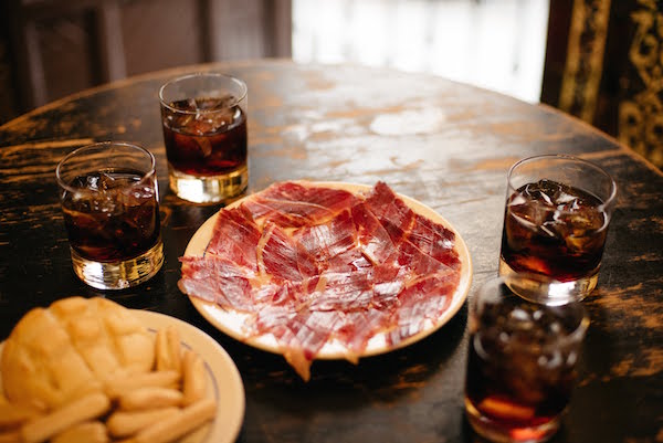 El jamón ibérico se cura cuidadosamente durante varios años, dando como resultado un sabor inigualable y una textura que se deshace en la boca.