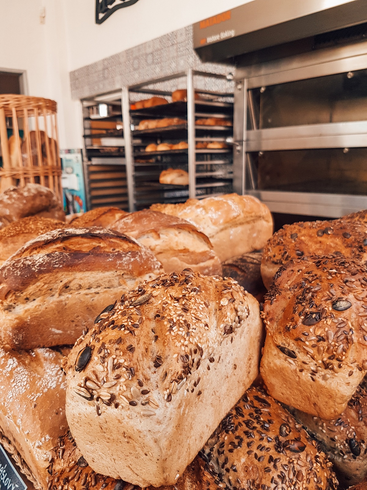 Panadería con muchos tipos diferentes de panes