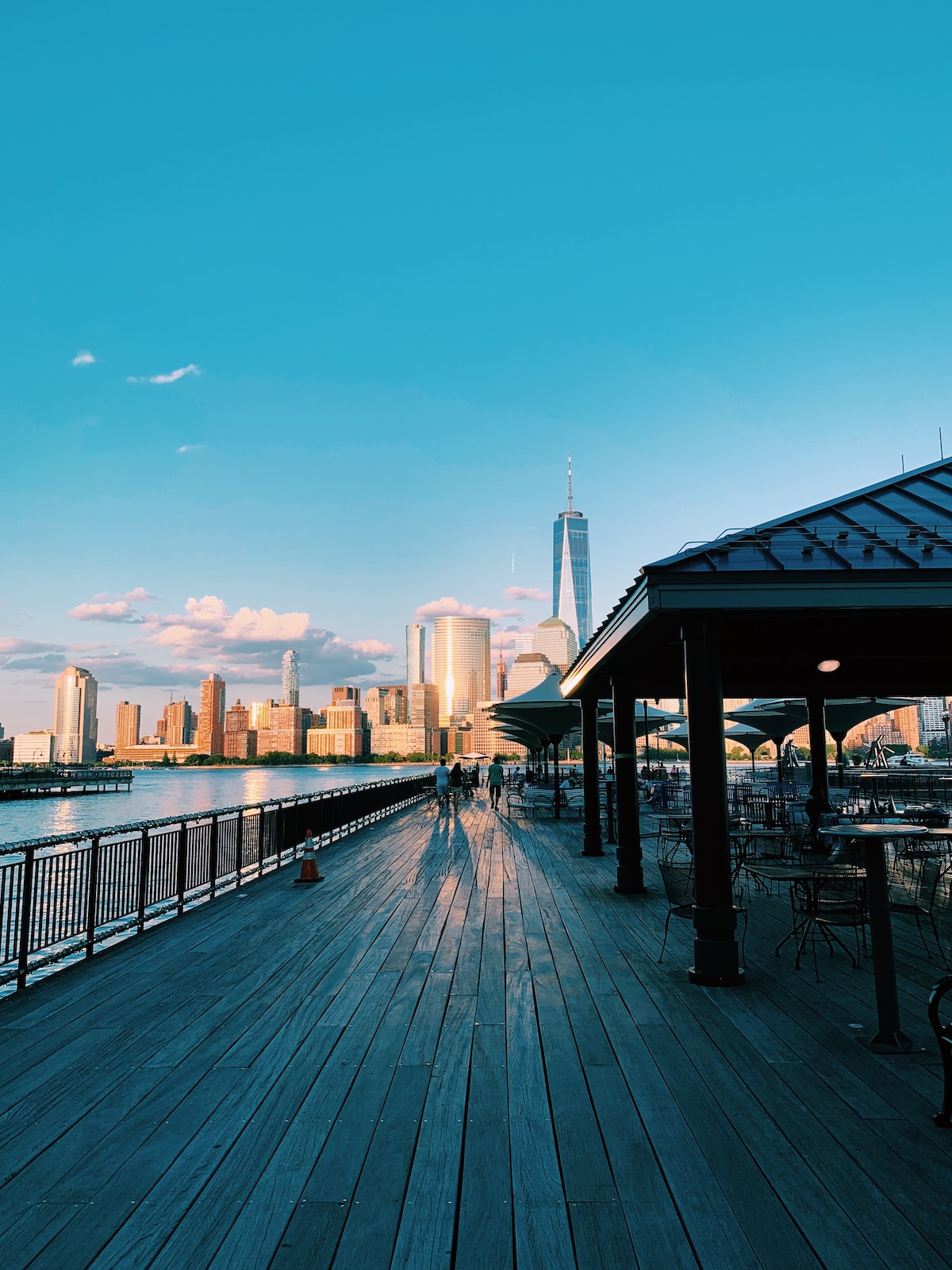Una vista de un paseo junto al río hacia el horizonte de Manhattan
