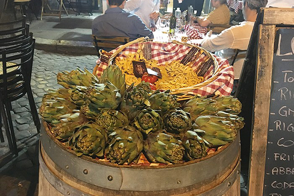 Alcachofas fuera de un restaurante en el gueto judío de Roma.