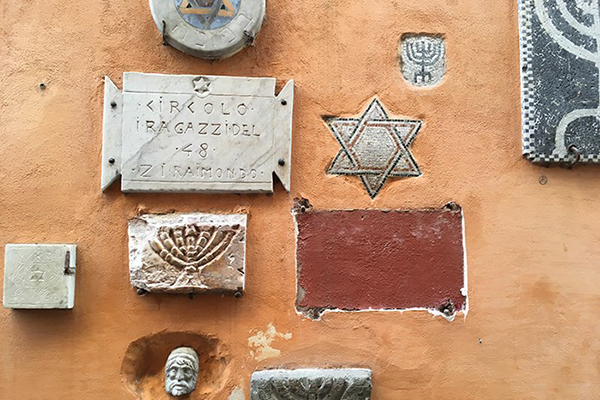 Fragmentos de estatua en el gueto judío de Roma.