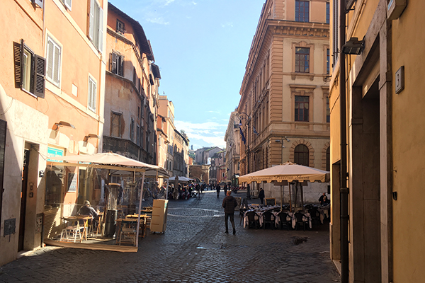 La Vía del Pórtico d'Ottavia en Roma.