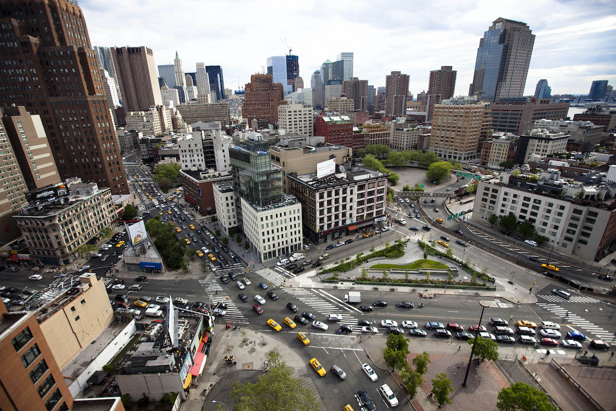 Una vista sobre un área urbana ocupada desde arriba 
