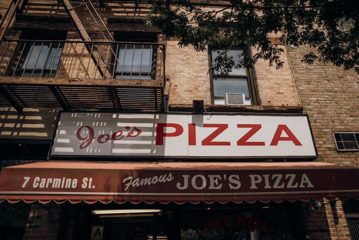 Fuera de Joe's Pizza en Manhattan, Nueva York