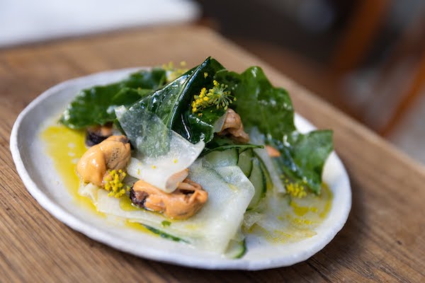 Mejillones y verduras en un restaurante francés contemporáneo