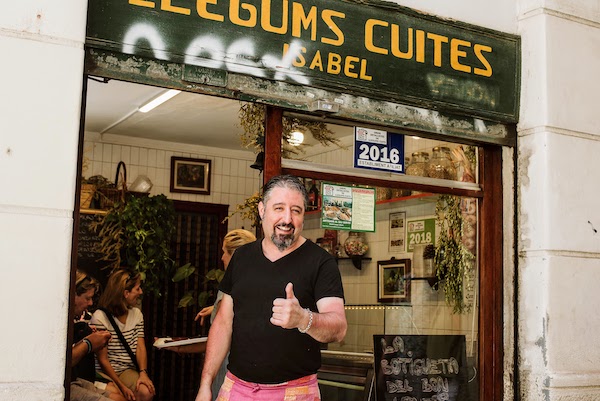 José, propietario de la tienda de alimentación La Botigueta, frente a su negocio