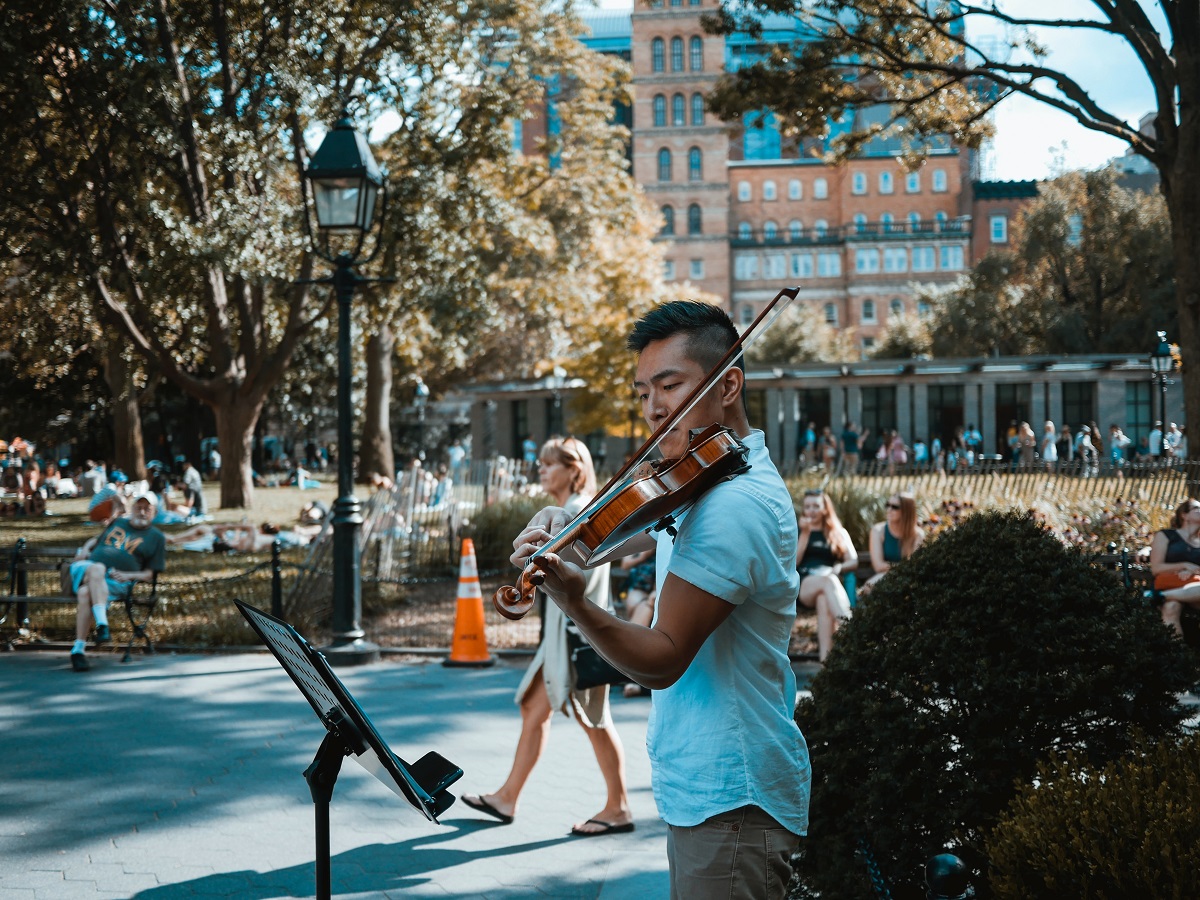 Espectáculo callejero de violín en Washington Square Park, uno de los mejores parques de Nueva York