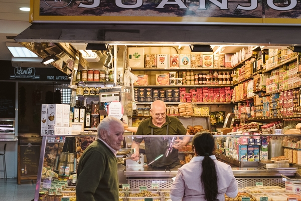 Juanjo en su puesto de aceitunas en el Mercado de Antón Martín de Madrid
