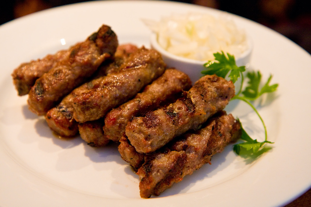 Algunas salchichas pequeñas en un plato blanco