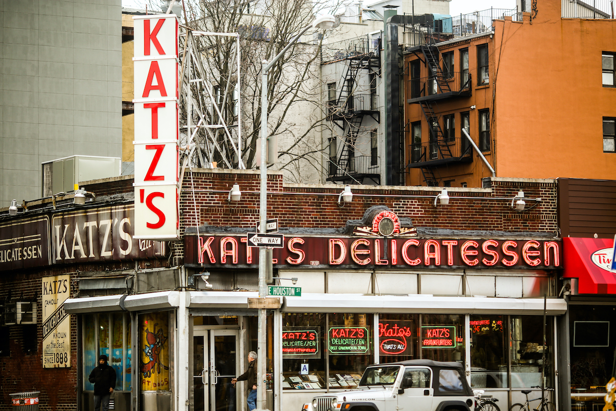 Exterior de Katz's Deli en el Lower East Side de Nueva York, con un gran cartel vertical con el nombre de la empresa
