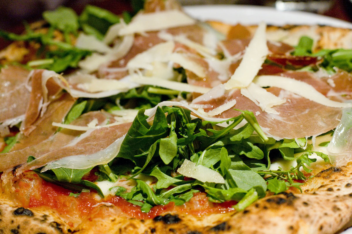 Pizza con rúcula y prosciutto