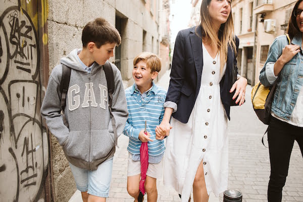 Nuestra experiencia Taste & Traditions es uno de los mejores tours gastronómicos de Barcelona para niños. ¡Los más pequeños se divertirán mucho explorando!