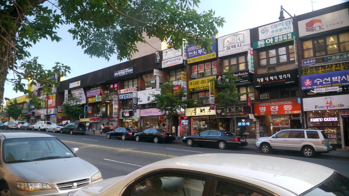 Edificios con letreros coreanos en Queens, Nueva York