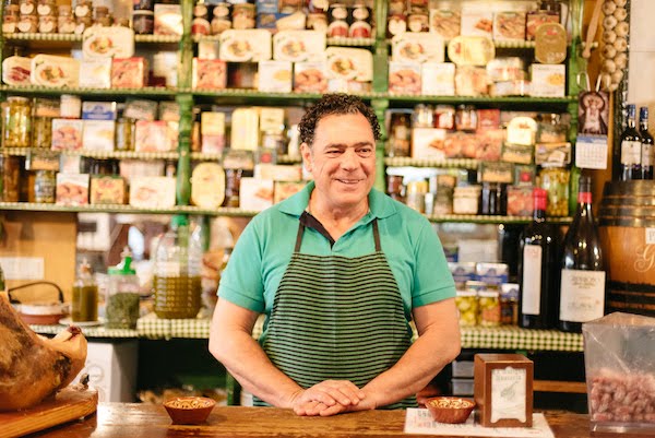 Carlos, propietario de la tienda La Antigua Abacería en Sevilla