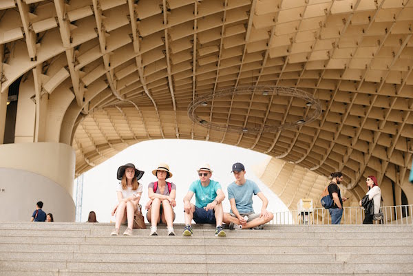 ¿No estás seguro de qué empacar para Sevilla en el verano? ¡La protección solar y la ropa ligera son esenciales!