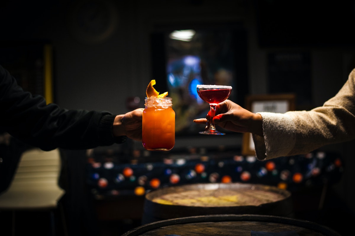 dos "cheers" con coloridos cócteles